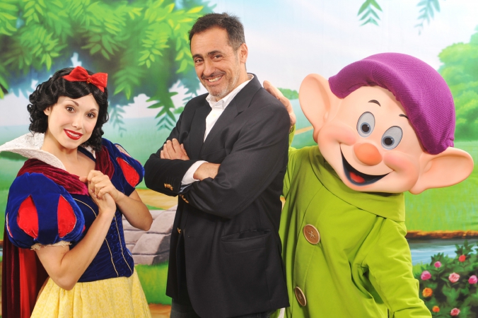 disney destinations offers step repeat photo op with snow white, dopey, 8x10 printed on-site by fab photo chicago