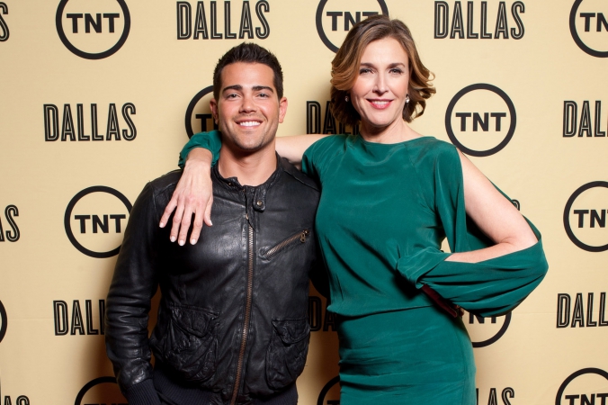 tnt dallas rebooted premiere, chicago sneak preview screening, jesse metcalfe and brenda strong pose on the step and repeat, icon theater