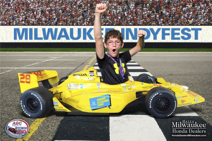excited kid, green screen photography, fab photo, chicago, milwaukee indyfest, onsite photo print souvenir, sponsored by milwaukee honda dealers